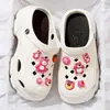 Crocs de Oso de Fresa para Mujer Verano Exterior 2023 Nuevos Celebridad de Internet Suela Gruesa Aumentador de Altura Playa Punta Cerrada Medias Zapatillas Mujer