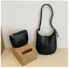 Bolso de hombro de verano 2026 para mujer con charm de mano, diseño simple coreano de fresa, nuevo estilo de axila, bolso para padres e hijos