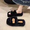 Pantuflas de felpa con hebilla de cinturón estilo coreano, estilo popular de celebridad de internet, nuevo modelo de otoño 2026 para mujer, cómodas pantuflas de felpa para el hogar