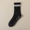 Nuevos Calcetines de Yoga para Primavera/Verano 2025 Calcetines de Algodón Rayados Negros y Blancos Calcetines para Mujer de Media Pantorrilla Venta al por Mayor Calcetines Largos Deportivos de Fitness Antideslizantes