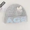 Chapéu de tricô de alta qualidade coreano com mistura de lã e fio de pérola, outono e inverno, afina o rosto, chapéu para clima frio, chapéu de tricô com padrão de letras, gorro de caimento solto