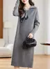 Nuevos estilos de otoño e invierno: elegantes vestidos de punto, capas base holgadas, bufandas de seda, vestidos de longitud media y abrigos y suéteres a juego para mujer