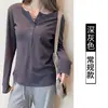 Camiseta Negra de Manga Larga con Cuello Henley de Hombro Normal, Estilo Nuevo para Otoño Temprano, Top para Mujer 2026, Estilo Nuevo, Cuello Semi Abierto con Múltiples Botones