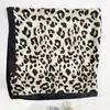 Pañuelo Cuadrado Pequeño con Estampado Geométrico Nuevo 2024 para Mujer, Pañuelo de Seda Versátil para Primavera y Verano, Elegante Accesorio para Camisa Profesional