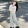Conjunto vibrante e doce de moletom e calça xadrez estilo cartoon para crianças maiores, perfeito para primavera e outono