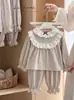8035 Conjunto de Pijama de Outono para Meninas 2026 Novo Roupa de Casa Infantil de Manga Longa e Calça Comprida com Gola de Renda de Camada Dupla