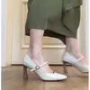 Salto Alto Feminino Estilo Francês Retrô Minimalista Outono 2025 Novo Sapato de Tira Única com Salto Bloco para Saia