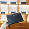 Bolsa de mano para hombre con logo de triángulo P de piel de vaca especialmente proporcionada para comercio exterior transfronterizo