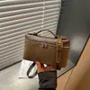 Bolsa versátil e minimalista para mulheres, nova coleção outono 2026, apresentando acabamento fosco, textura de alta qualidade e cores contrastantes, projetada como bolsa de ombro ou bolsa transversal
