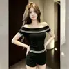 Deslumbrante top de tricô listrado de manga curta ombro a ombro para mulheres, novo design de verão