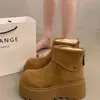 Botas de neve femininas com sola grossa, novo estilo outono/inverno 2026, forradas com fleece e espessadas para aquecimento, botas curtas versáteis, com aumento de altura, adequadas para mulheres baixinhas, sapatos de algodão
