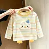 Camiseta de manga longa listrada tridimensional com estampa de pato fofo de desenho animado para meninos, feita de algodão puro, para usar no outono para crianças, bebês e recém-nascidos, top fofo em blocos de cor