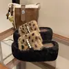 Novas Pantufas de Pelo Cruzadas Estampa de Leopardo para Mulheres, Versáteis para Uso Interno/Externo, Sola Grossa, Abertas na Ponta, Antiderrapantes, Pantufas de Algodão Peludo para Outono/Inverno