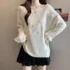 Suave estilo top de punto con lentejuelas de mariposa tridimensional para mujer, primavera y otoño, casual de hombros descubiertos, holgado, adelgazante, suéter pullover versátil