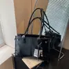 Bolso de mano retro brillante estilo coreano para mujer, nueva colección otoño/invierno 2026, moderno, gran capacidad, versátil, adecuado para ir al trabajo, bolso de hombro simple