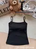 Camisole listrada ou de cor sólida da moda com alças finas, ombros à mostra, costas nuas para mulheres com bojos, caimento justo, top estiloso e versátil