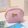 Bolsa de Monedas Semicircular con Lazo en Forma de Oso Bolsa de Almacenamiento para Labiales Bolso de Mano Portátil con Patrón de Piel de Oveja Cremallera de Color Macarrón