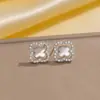 Pendientes de cobre con incrustaciones de diamantes, los más vendidos transfronterizos europeos y americanos, pendientes de botón exquisitos y únicos de celebridad de internet retro para mujer, versátiles y de alta gama