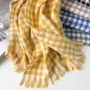 Lenço xadrez versátil para mulheres, lenço de imitação de cashmere xadrez de inverno, fabricante atacadista, xale espesso e aquecedor de pescoço para estudantes