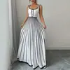Vestido longo de listras verticais com gola quadrada, cintura marcada e saia fluida, estilo europeu e americano da Amazon, perfeito para um look chique e versátil, adequado para o trabalho ou férias.