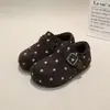 Sandálias Birkenstock de Bolinhas Estilo Novo de Inverno para Meninas com Velcro Macio Solado Macio para Crianças Pequenas e Jovens Sapatos Pequenos de Couro Versáteis Retrô 6743