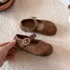 Sapatos Birkenstock para meninas, coleção primavera/outono 2026, sapatos pequenos de couro da moda com estampa de leopardo, sapatos de sola única estilo retrô para crianças, tamanhos médios e grandes, sapatos casuais