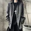 Camisa de estilo retro americano con estampado completo de patrón oscuro para hombre, camisa holgada de manga larga para otoño, usada como capa exterior con un cárdigan, elegante chaqueta con cuello de solapa