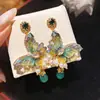 Mariposas Cayendo en Ramas de Primavera~Aretes de Flor de Cristal y Zirconia, Exquisitos Ganchos de Oreja Estilo Corte Francés, Aretes de Lujo Ligero para Mujeres con un Toque de Alta Gama