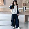 Conjunto de roupas esportivas para meninas, coleção outono 2026, novo design estiloso para meninas mais velhas, incluindo um moletom e calça casual, um conjunto de duas peças