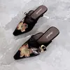 Nuevas Pantuflas Mula de Verano 2026 Estilo Chino Bordado Exquisito con Lentejuelas, Nuevas Pantuflas Vintage de Terciopelo Dorado con Punta Cerrada para Uso en Exteriores