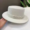 Elegante y moderno sombrero de fieltro de ala plana estilo Hepburn vintage con perlas para mujer, estilo británico de otoño e invierno