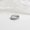 Diseño de Nicho Europeo y Americano Lujo Accesible Joyería de Mano Anillo de Acero de Titanio Esmerilado de Sarga Moda Femenina Elegante Sencillo con Estilo