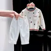 Estilo Coreano Niños Moda Primavera/Otoño 2026 Suéter de Punto con Dibujos Letras Bloques de Color Cuello Redondo Pantalones Casuales Blancos para Niños