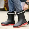 Botas de chuva de corte baixo, médio, impermeáveis, com forro de fleece e resistentes à abrasão para homens, adequadas para o inverno, pesca e proporcionando resistência ao escorregamento, aquecimento e uma sola grossa e reforçada