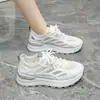 Zapatos Finos de Malla Transpirable para Mujer 2026 Verano Nuevos Ligeros Versátiles Casuales Deportivos Suela Gruesa Antideslizantes Zapatos Blancos
