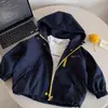 Jaquetas Infantis 2026 Primavera Meninos Tendência Cool com Capuz Corta-Vento Bebê Criança Estilosas Jaquetas para Exterior Meninas Fashion