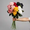Rosa de terciopelo de tres cabezas, flores artificiales estilo INS, fabricante de decoraciones de alta gama para sala de estar, mesa de comedor, boda, flores artificiales al por mayor