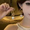 Aretes Elegantes y Lujosos Calados con un Diseño Único, Llenos de Diamantes, Perfectos para un Banquete