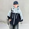 Jaqueta infantil primavera 2026 novo estilo, jaqueta esportiva casual estilosa color block com capuz para crianças maiores, primavera e outono
