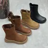 Botas femininas de sola grossa feitas de couro de flor integral, nova coleção outono/inverno 2026, bico redondo, zíper lateral, altura até o meio da panturrilha, casuais e versáteis, botas Martin de couro genuíno