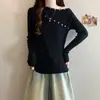 Nova coleção de outono e inverno para mulheres plus size: designs estilosos e chiques para mulheres curvilíneas, apresentando um suéter moderno, de ombro a ombro, com tricô torcido e corte justo que cria uma silhueta valorizadora