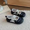 Zapatos infantiles lindos y originales de estilo coreano con diseño calado 2026 primavera/verano retro con punta ancha, antideslizantes, transpirables, sandalias deportivas para niños y niñas