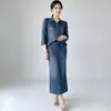 Traje texturizado plisado estilo Miyake para mujer, conjunto de dos piezas con camisa plisada lavable de mezclilla sintética con cuello y falda larga