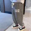 Calça de Moletom Listrada Versátil Estilo Primavera/Outono para Meninas Bebês Calças Casuais Largas para Meninos Calças Esportivas Calças Infantis Venda por Atacado Estilo Coreano