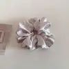 Scrunchie de Cetim Perolado Estilo Coreano com Strass e Pregas, Alto Valor Estético, Acessório Versátil para Prender o Cabelo