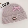 Gorro de punto estilo coreano con un lazo de cordón de lana, diseñado para mujeres, adecuado para otoño e invierno, proporcionando calidez y protección para los oídos, e ideal para estudiantes