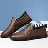 Sapatos Masculinos Novos de Verão, Couro Macio, Estilo Casual de Negócios, Slip-On, Populares no Tiktok