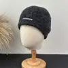 Gorro de Lana de Estilo Coreano con Letra Pequeña de Personalidad Suéter Color Sólido Otoño Invierno Cálido Protección para Orejas Gorro Tipo Cubo de Punto Versátil Gorro para el Frío Moderno