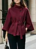 Ropa de mujer transfronteriza europea y americana 2026: cuello mao, cierre de botones diagonal, mangas acampanadas, cintura con cinturón y elegante abrigo de lana para ir al trabajo