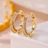 Brinco de orelha de ouro com incrustação de diamante simples, brincos circulares de zircônia com microincrustação requintada, brincos versáteis de luxo leve para o trajeto diário, atacado
